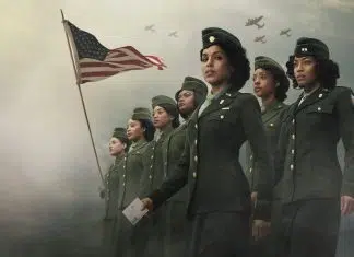 Mulheres militares com bandeira americana ao fundo.