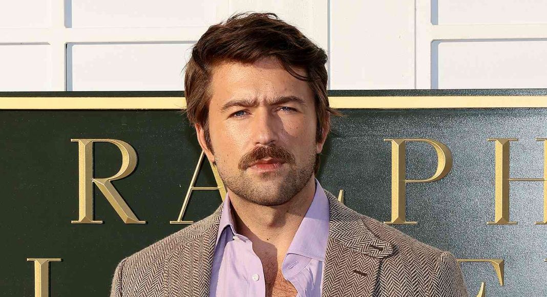 Homem com bigode em evento elegante