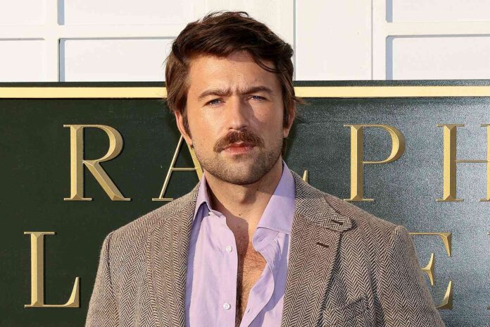 Homem com bigode em evento elegante