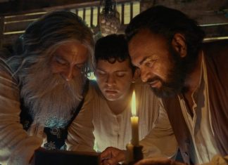 Três homens estudam mapa à luz de vela
