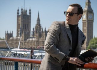 Homem lê livro com Big Ben ao fundo, Londres