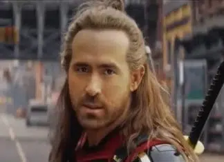 Homem com cabelo longo e espada nas costas