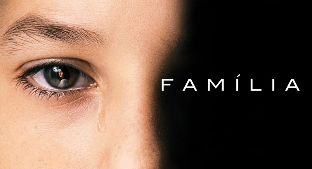 familia Olho com lágrima refletindo pessoa e palavra 'FAMÍLIA'