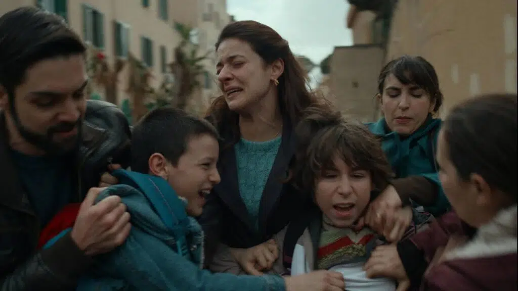 Família emocionada reunida na rua.