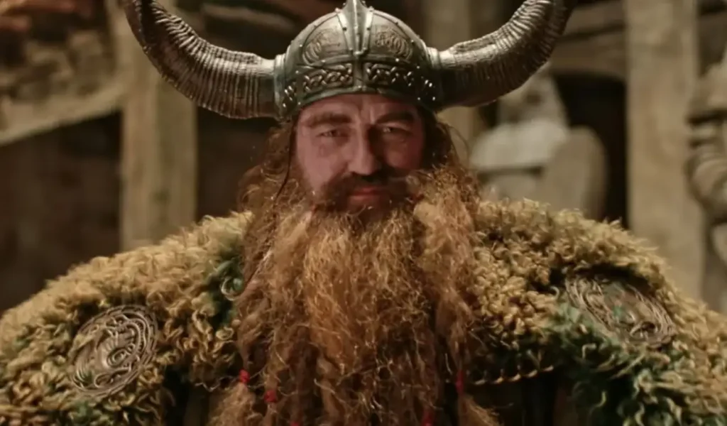 Viking com capacete e barba longa e ornada