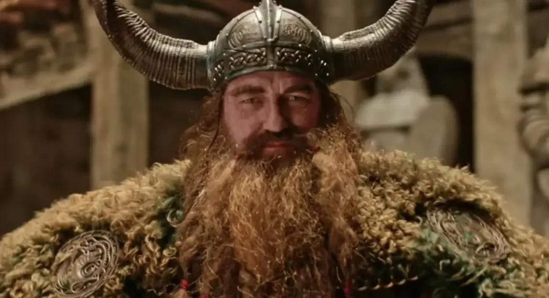 gerard butler in how to train your dragon Viking com capacete e barba longa e ornada