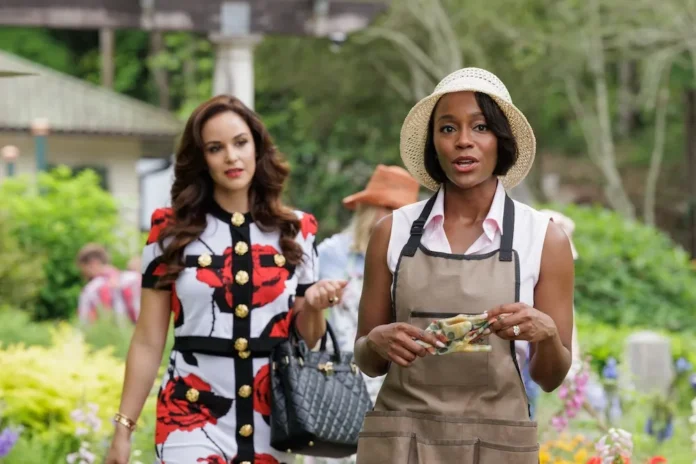 Duas mulheres caminham no jardim florido