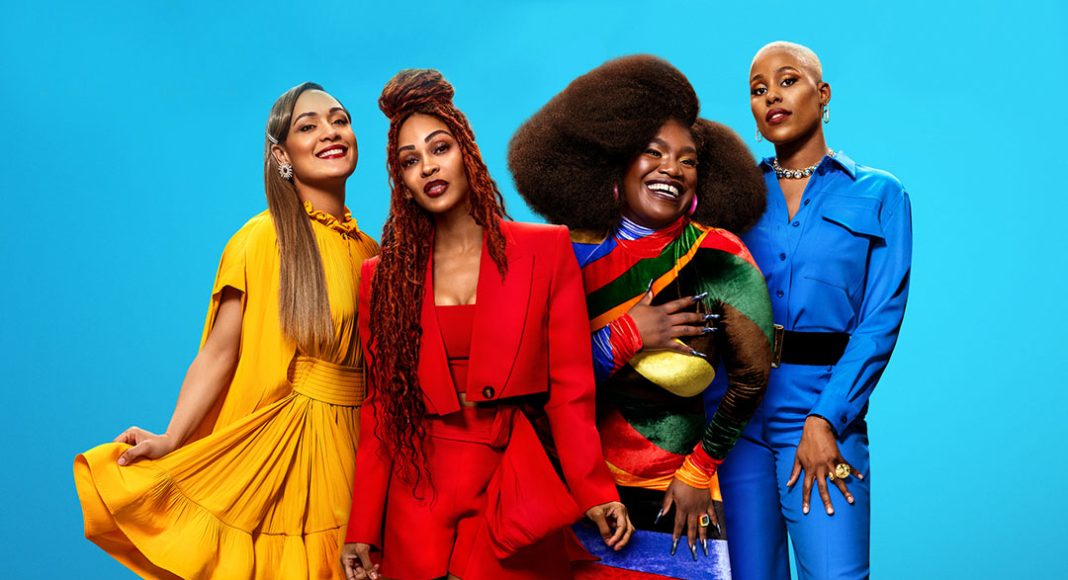 Mulheres estilosas em roupas coloridas, fundo azul