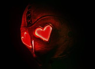 Máscara escura com corações vermelhos iluminados