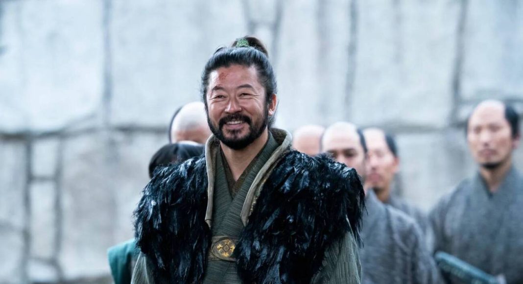 imagem 2025 01 05 230233275 Homem asiático sorrindo com espada e traje tradicional