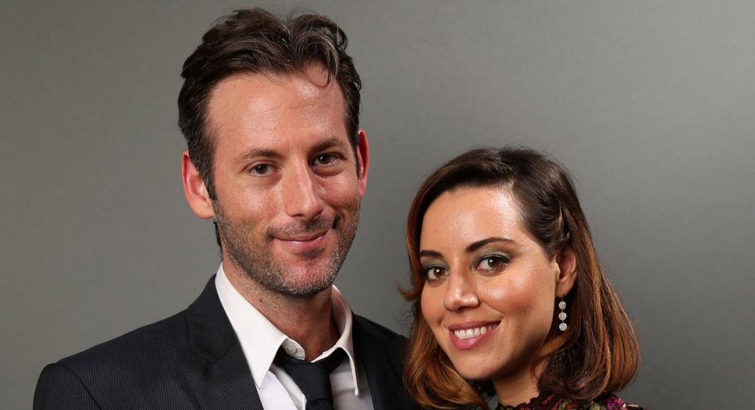 Homem e mulher sorrindo, estilo formal, fundo neutro.