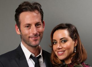 Homem e mulher sorrindo, estilo formal, fundo neutro.