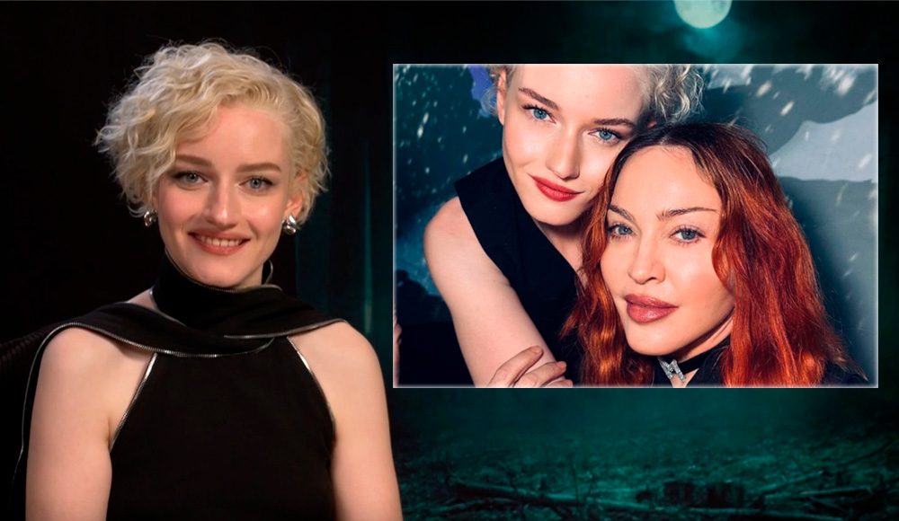 Atriz loira sorridente e foto com outra mulher ruiva
