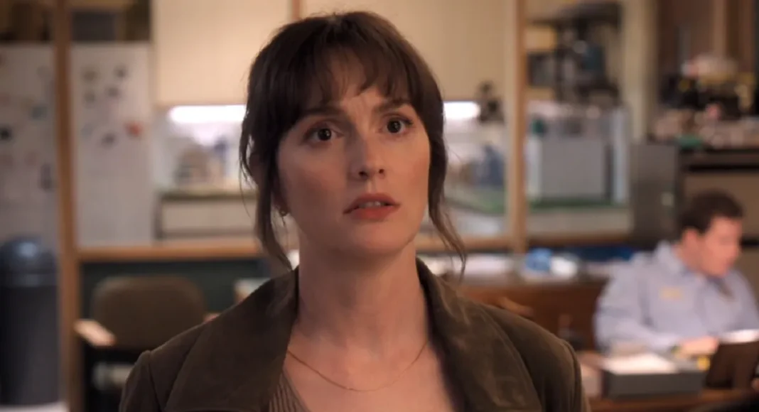 leighton meester good cop bad cop Mulher preocupada em escritório movimentado