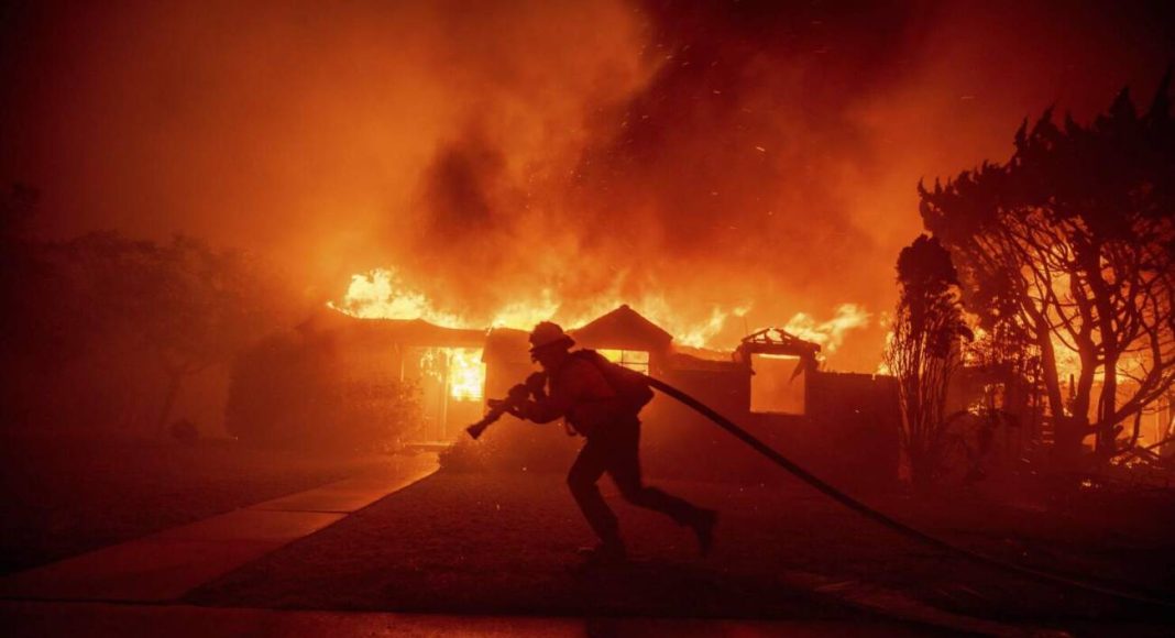 Bombeiro combatendo incêndio catastrófico em residência
