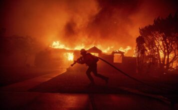 Bombeiro combatendo incêndio catastrófico em residência