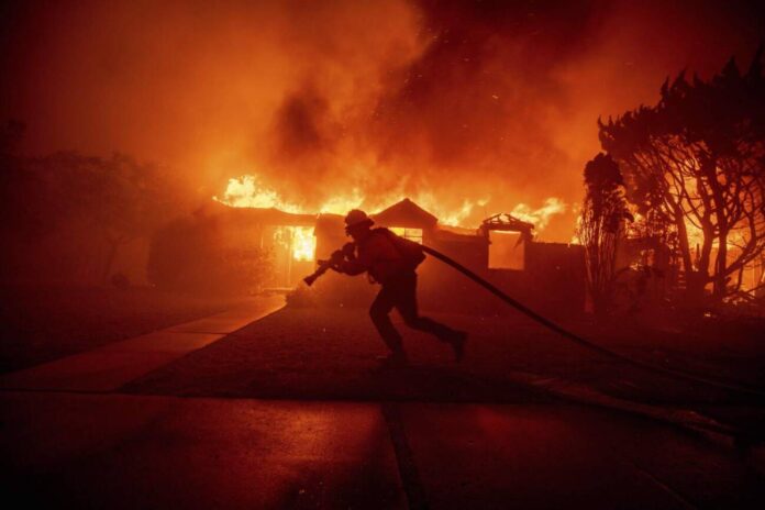 Bombeiro combatendo incêndio catastrófico em residência