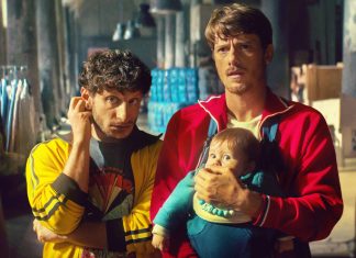 Conheça a comédia que está fazendo SUCESSO na Netflix e conquistando os espectadores Dois homens e um bebê em um ambiente rústico
