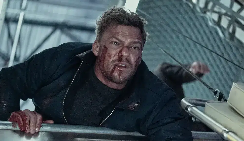 reacher Homem ferido segurando-se em barco durante tempestade