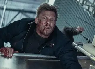 ‘Reacher’: Alan Ritchson surpreende e revela até quando quer protagonizar sucesso do Prime Vídeo Homem ferido segurando-se em barco durante tempestade