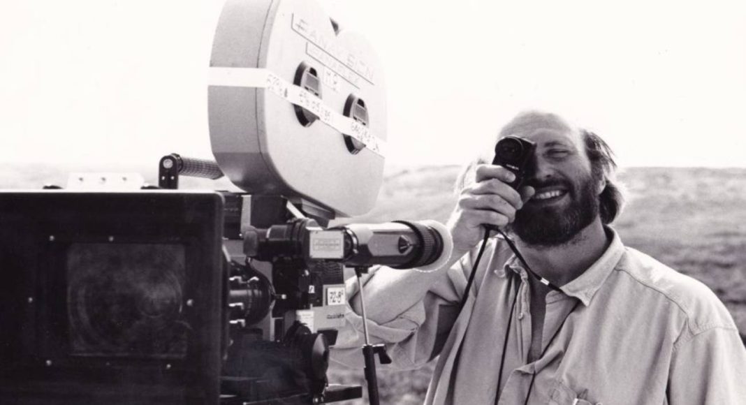 roger pratt Cineasta sorrindo operando câmera de filme ao ar livre