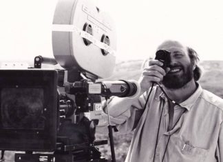 Roger Pratt, diretor de fotografia em ‘Batman’ e ‘Harry Potter e o Cálice de Fogo’, morre aos 77 anos Cineasta sorrindo operando câmera de filme ao ar livre