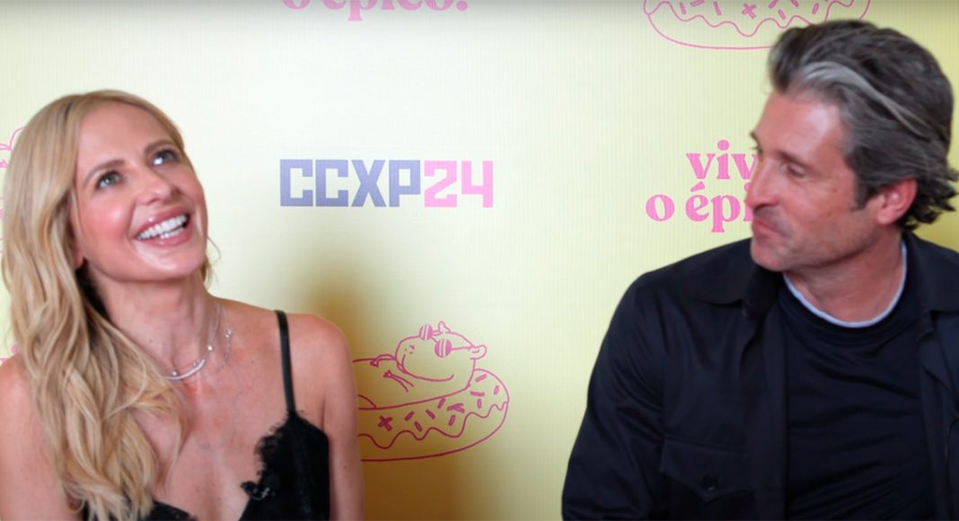 Homem e mulher sorrindo em evento CCXP24
