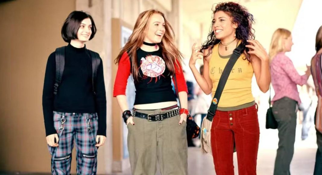 Três jovens mulheres caminhando e conversando animadamente