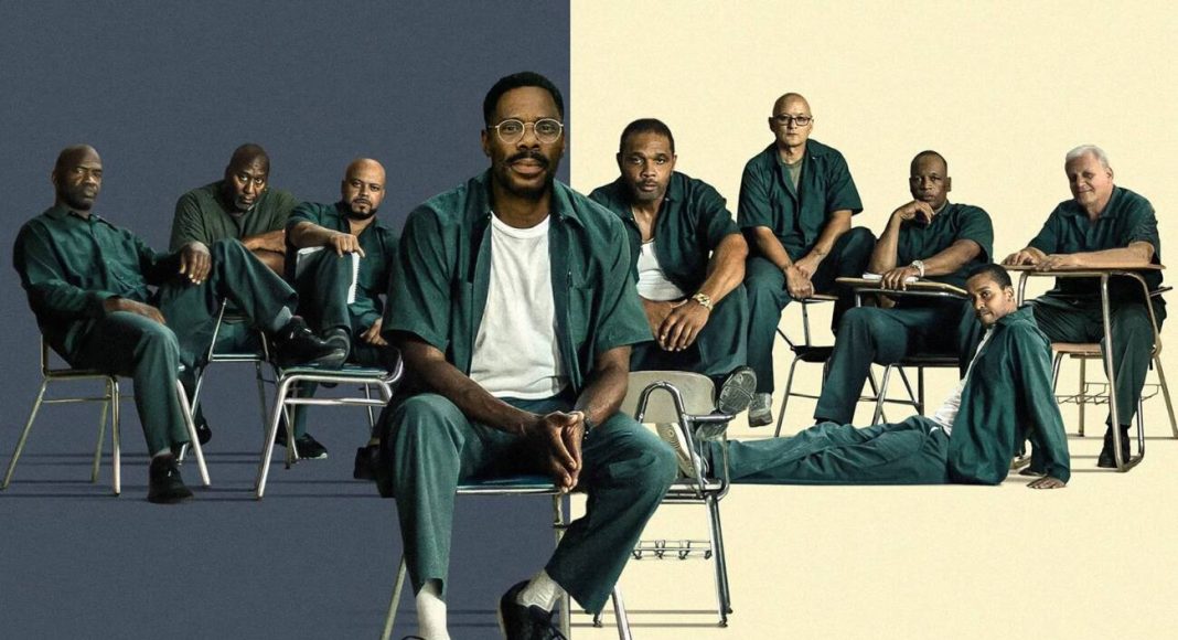 Homens diversos vestindo uniformes verdes posando juntos.