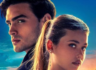 Casal jovem olhando sério ao pôr do sol