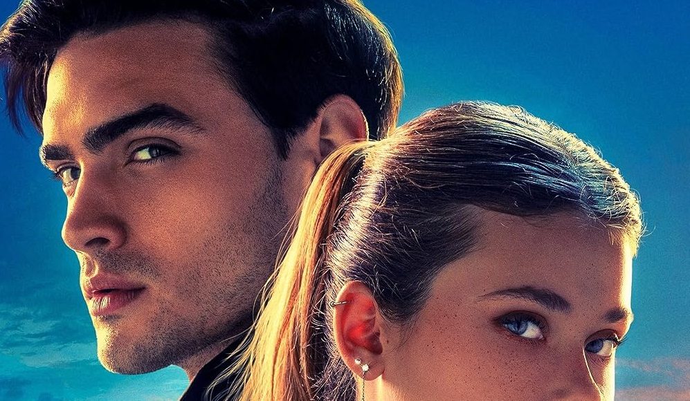 Casal jovem olhando sério ao pôr do sol