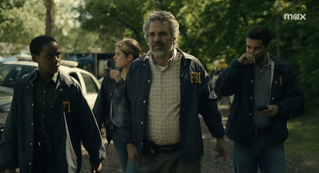 task Agentes do FBI caminhando juntos ao ar livre.
