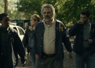 Agentes do FBI caminhando juntos ao ar livre.