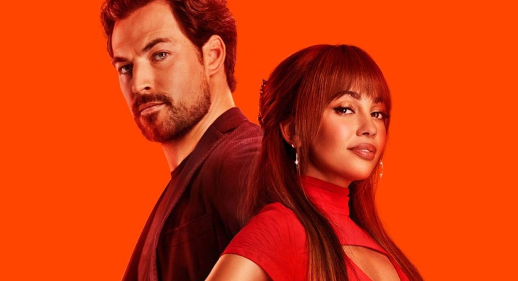 Homem e mulher posando juntos em fundo laranja