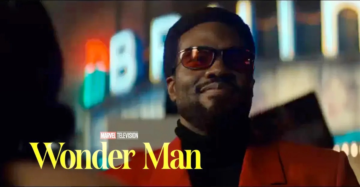 Homem sorridente com óculos na série Wonder Man da Marvel.