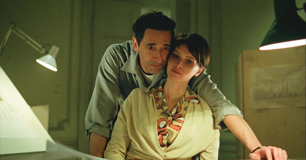 Adrien Brody e Felicity Jones em O Brutalista.