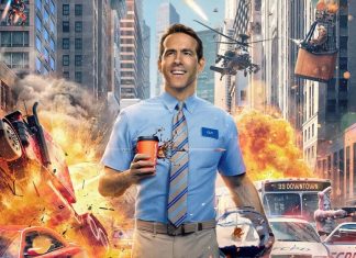 Homem sorrindo entre explosões e caos urbano