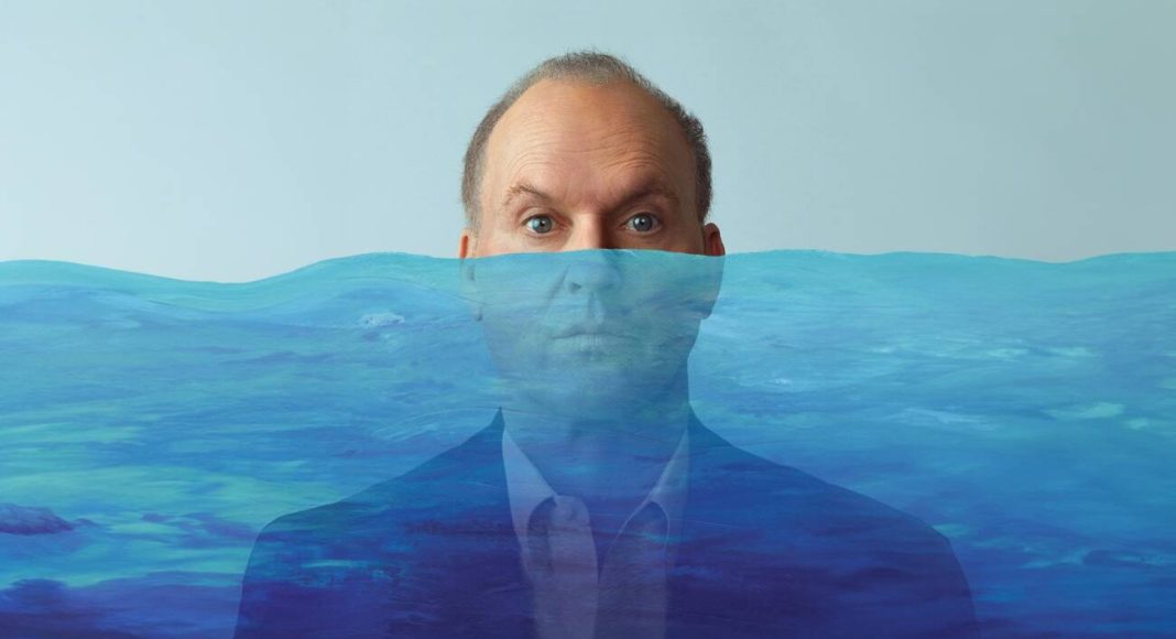 Homem submerso até o pescoço em água surrealista