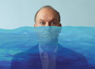Pai do Ano Homem submerso até o pescoço em água surrealista