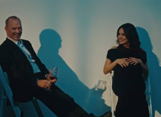 ‘Pai do Ano’: Comédia dramática com Michael Keaton e Mila Kunis ganha data de estreia no Brasil Homem e mulher conversando sentados sorridentes