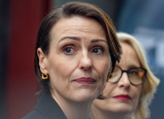 Crítica | ‘Refém’ é um enervante thriller conspiratório guiado por Julie Delpy e Suranne Jones