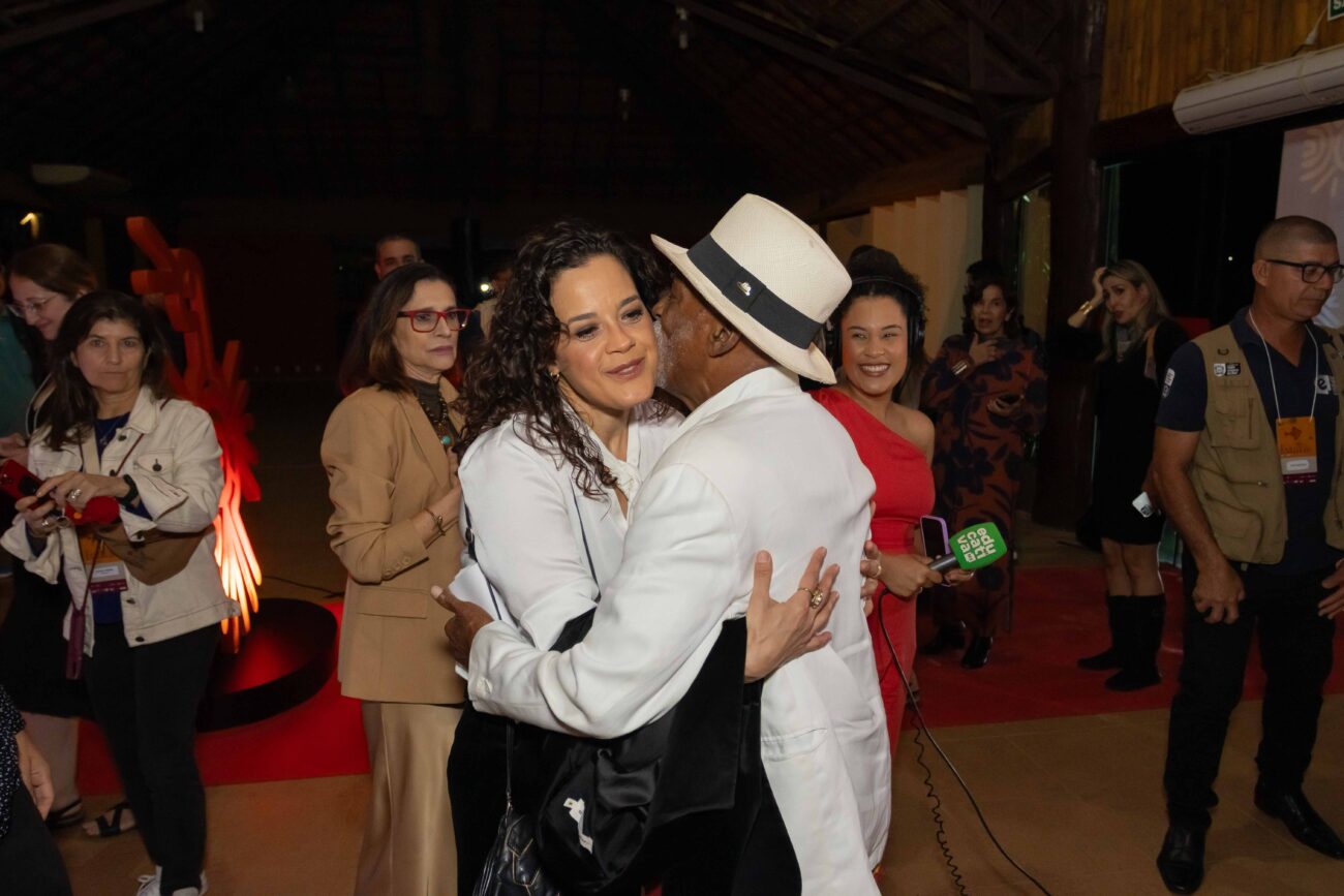 A atriz Maeve Jinkings e o ator Antonio Pitanga, na abertura do Bonito CineSur. Divulgação/Diego Cardoso | Fotografando Bonito