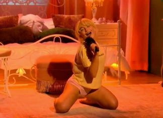 Sabrina Carpenter domina o Saturday Night Live com performances de “Manchild” e “Nobody’s Son”