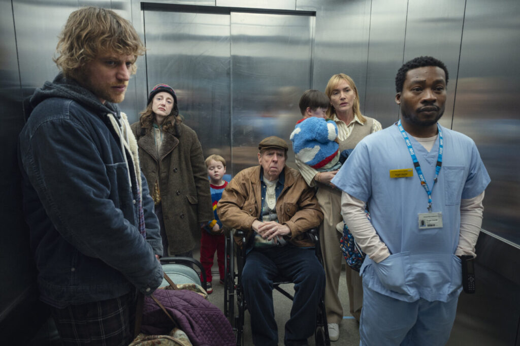 Johnny Flynn, Andrea Riseborough, Timothy Spall, Kate Winslet e Fisayo Akinade em 'Adeus, June'. (Crédito: Kimberley French/Netflix © 2025.)