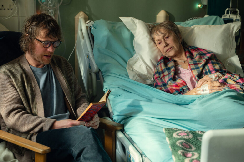 Johnny Flynn como Connor, Helen Mirren como June em 'Adeus, June'. (Crédito: Kimberley French/Netflix © 2025.)