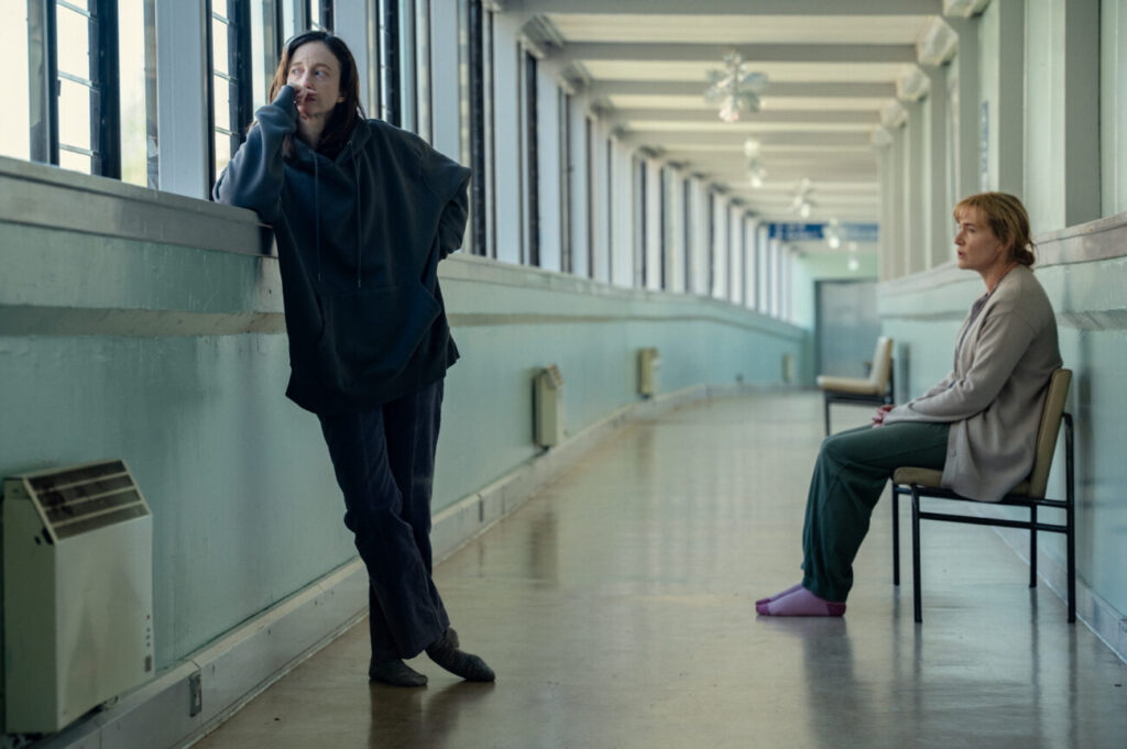 Andrea Riseborough como Molly e Kate Winslet como Julia em 'Adeus, June'. (Crédito: Kimberley French/Netflix © 2025.)