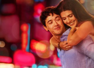 Crítica | Emily Bader e Tom Blyth encantam no sincero escapismo da rom-com ‘De Férias com Você’