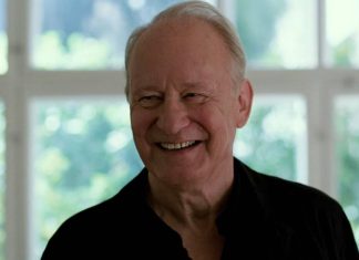 Globo de Ouro 2026 | Stellan Skarsgard leva o prêmio de Melhor Ator Coadjuvante em Filme por ‘Valor Sentimental’