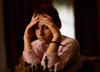 Crítica | ‘A Rainha do Xadrez’ – A eterna campeã que desafiou o machismo