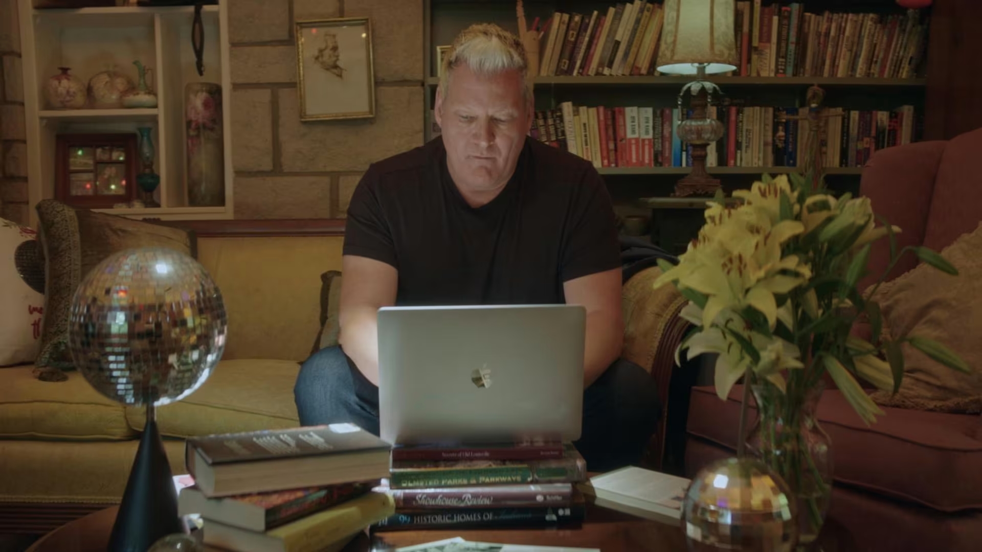 Assassinato na Cidade da Bola de Espelhos Cena de 'Assassinato na Cidade da Bola de Espelhos'